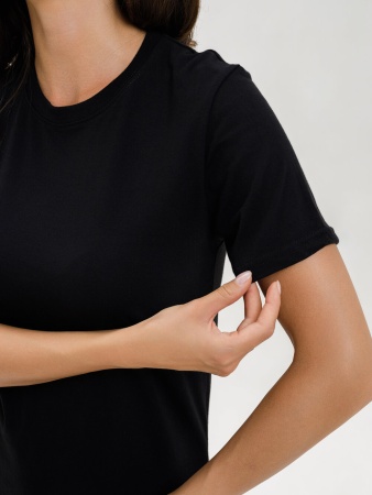 Женская базовая футболка черная