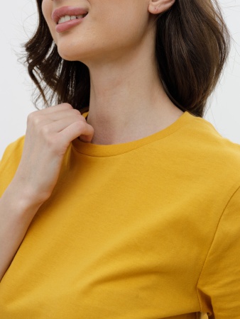 Женская базовая футболка горчичная