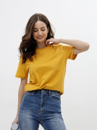 Женская базовая футболка горчичная